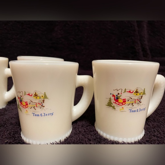 Set of four Tom and Jerry white holiday mugs - Picture 5 of 7